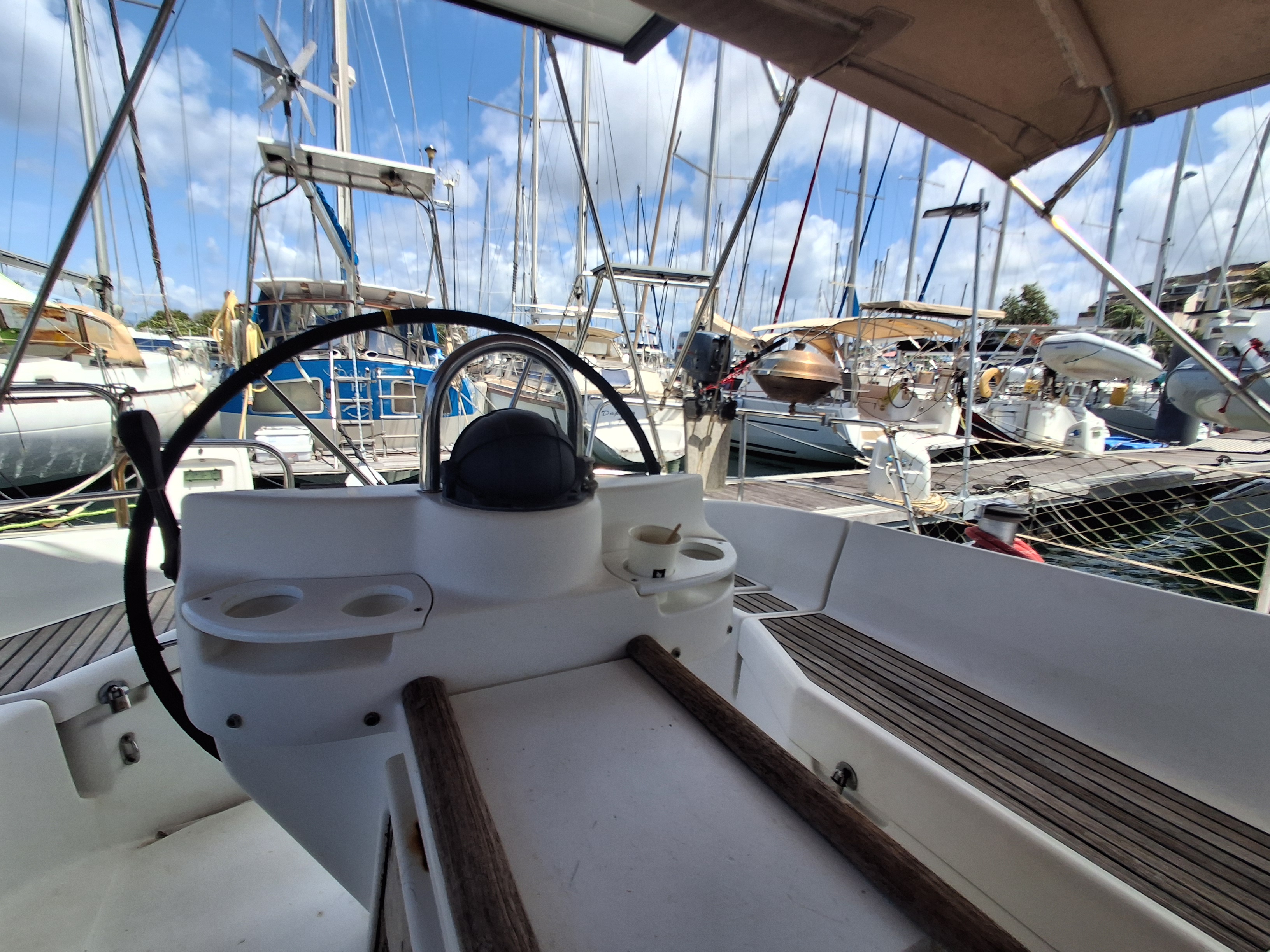 Cockpit, vue sur la marina